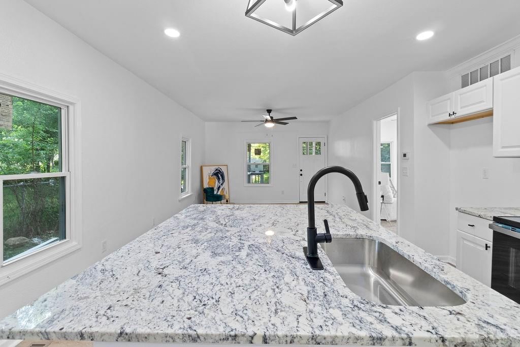 1233 S Pleasant Street — photo 9