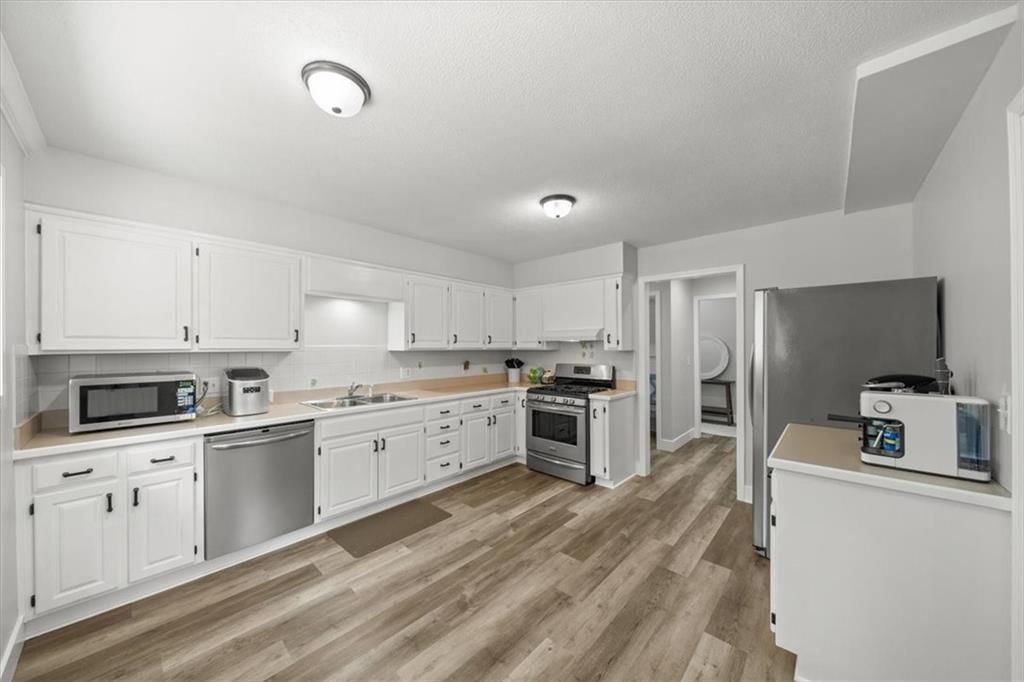 Photo 6 of 41 - 6655 W 82ND Street