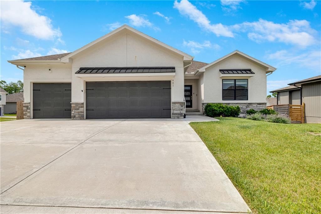901 NW Hickorywood Drive, Grain Valley, MO