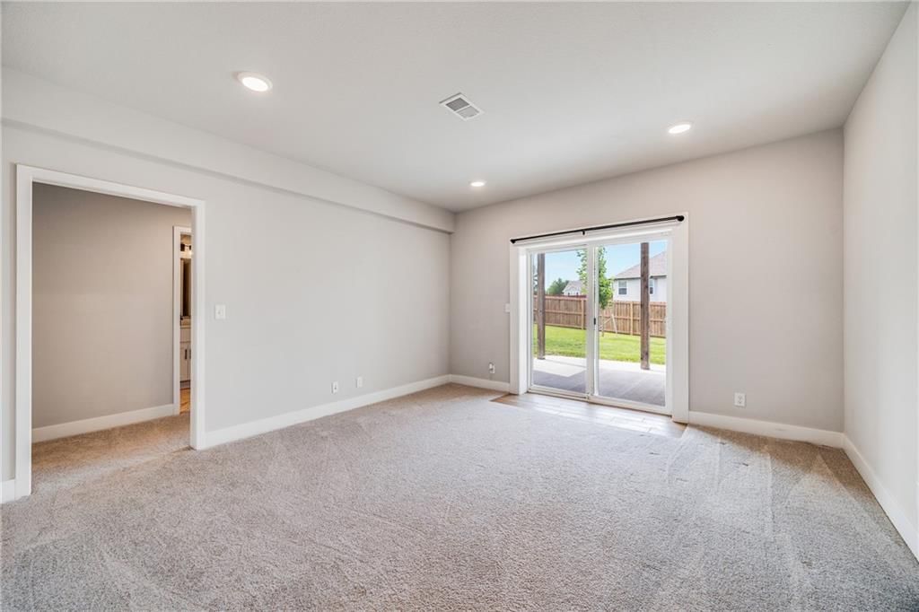 901 NW Hickorywood Drive — photo 15