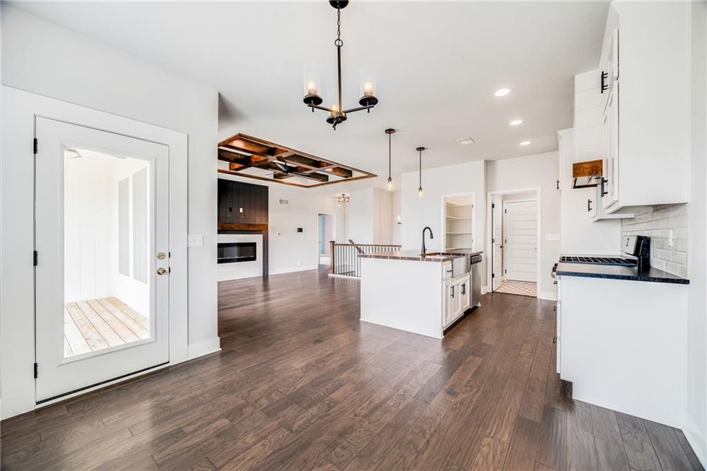901 NW Hickorywood Drive — photo 8