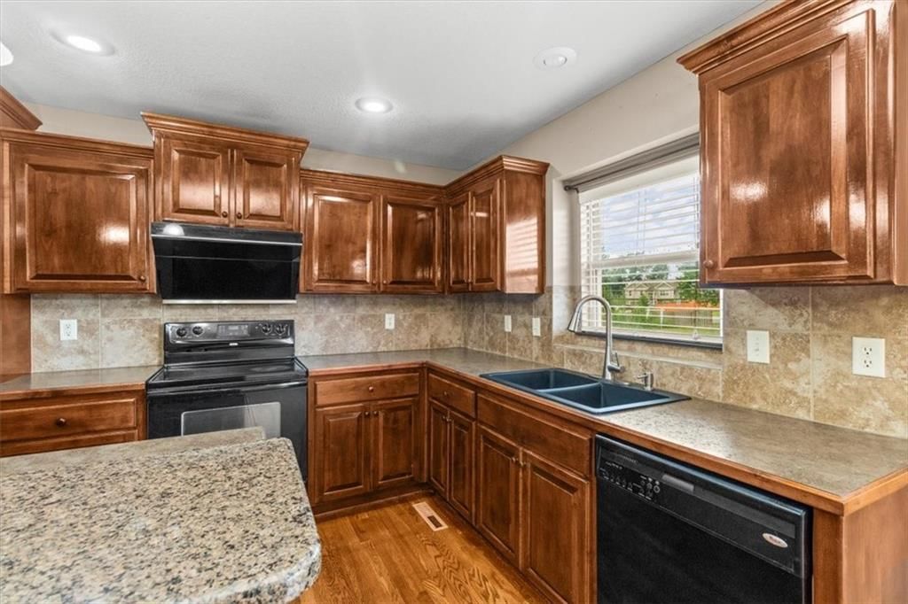 610 NW Green Drive — photo 11