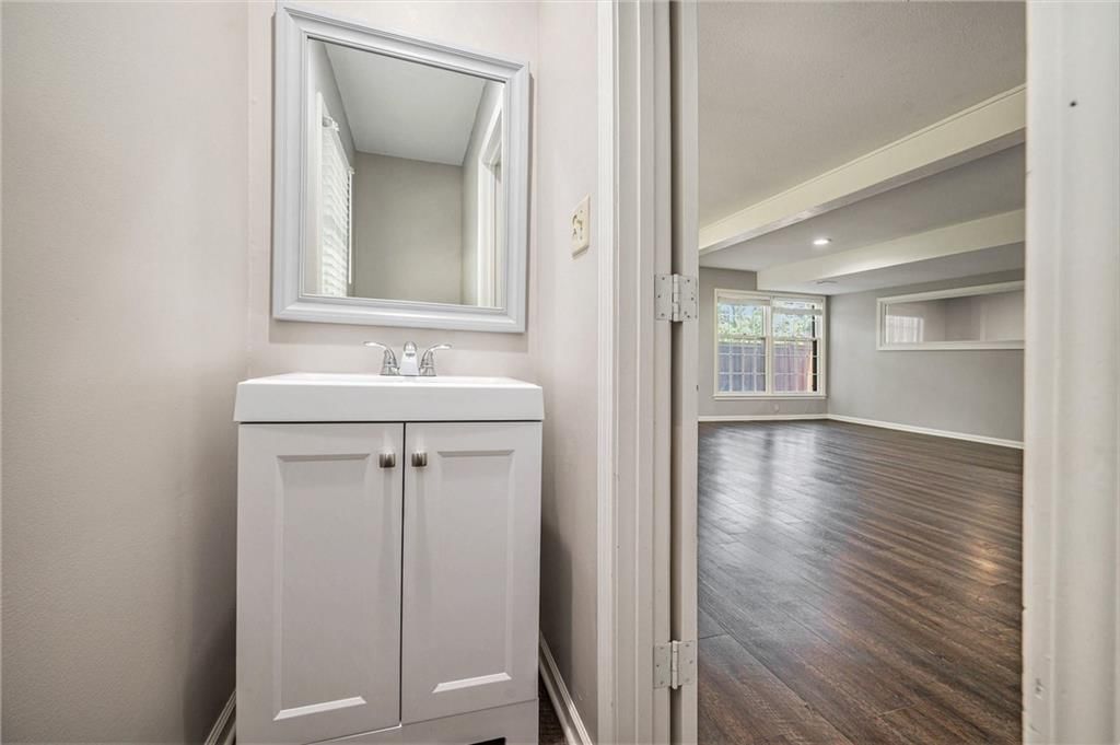 109 NE Locust Street — photo 14