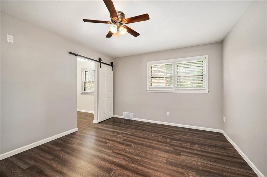 109 NE Locust Street — photo 15