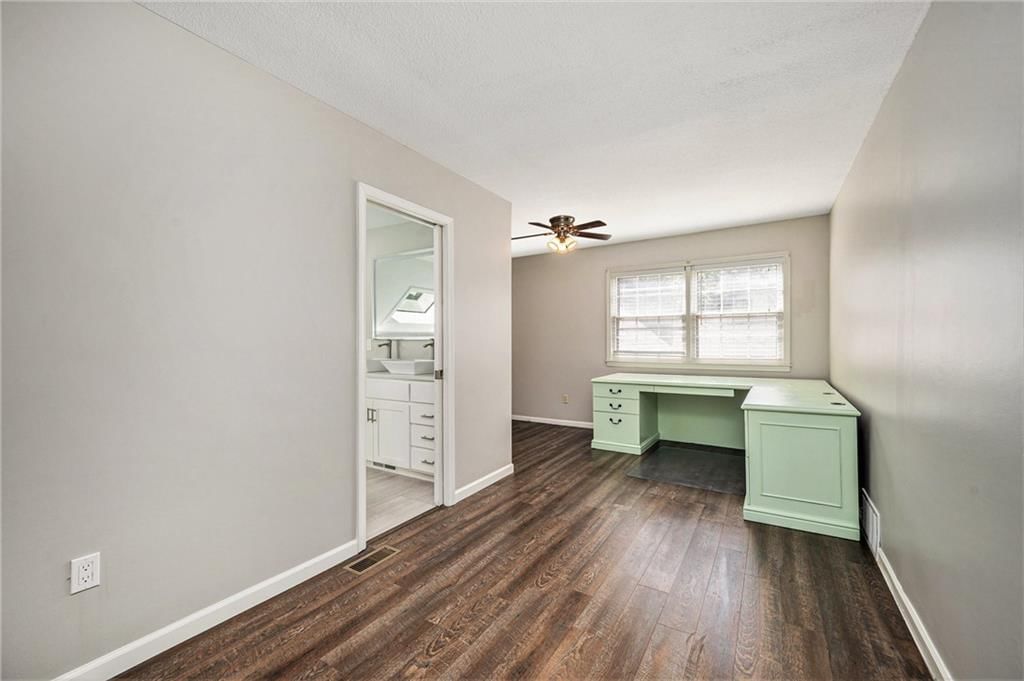 109 NE Locust Street — photo 16