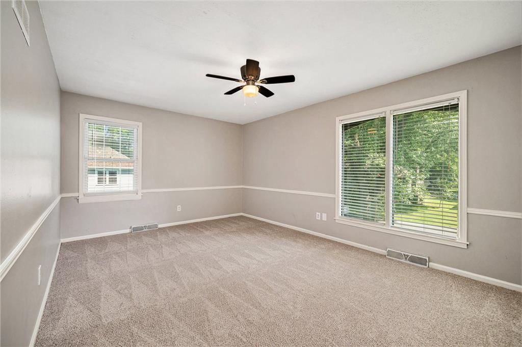 109 NE Locust Street — photo 17