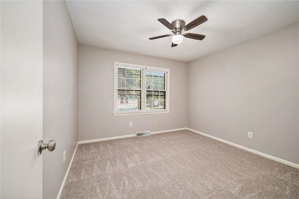109 NE Locust Street — photo 20