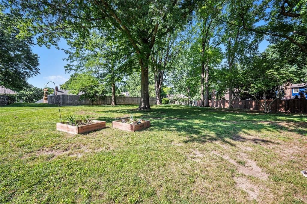 109 NE Locust Street — photo 25