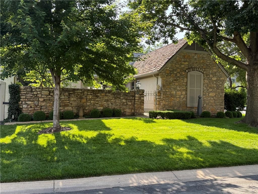 10 Coventry Court, Prairie Village, KS