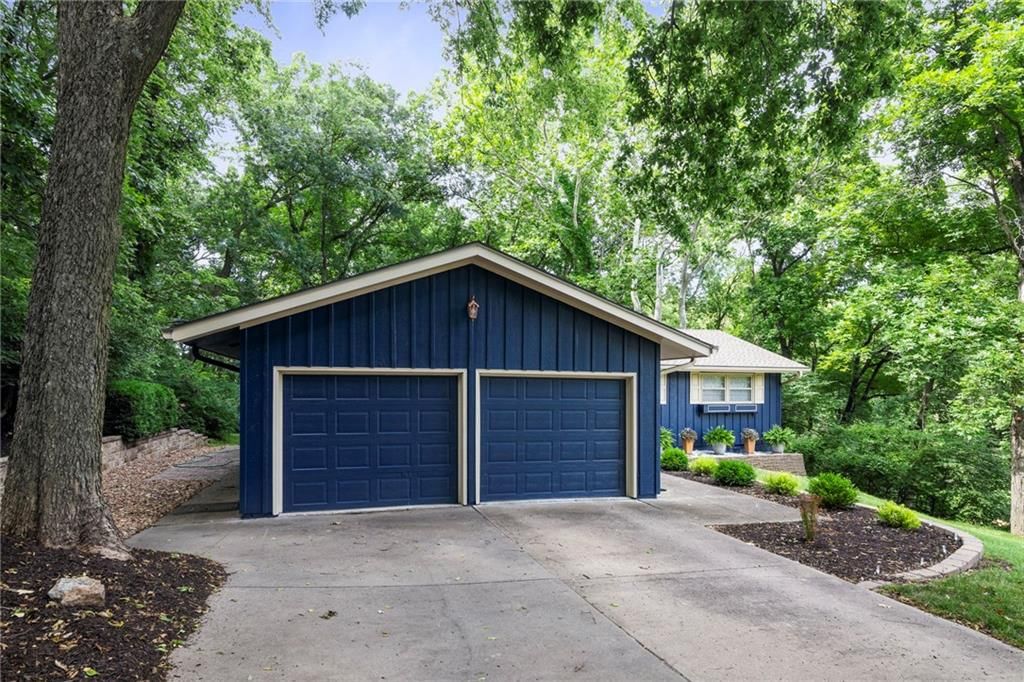 1449 Woodland Drive — photo 2