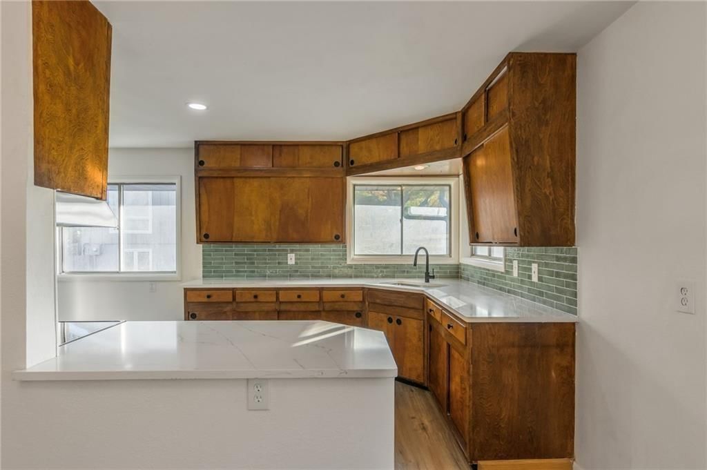 3201 S Norton Avenue — photo 6