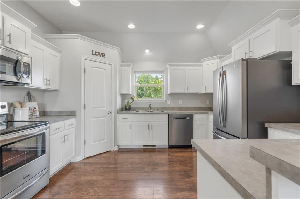 2712 E Sycamore Street — photo 8