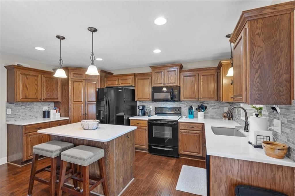212 NE Hannah Court — photo 11