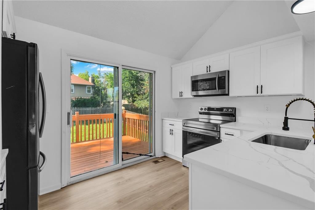 220 NE DREAMWEAVER Avenue — photo 8