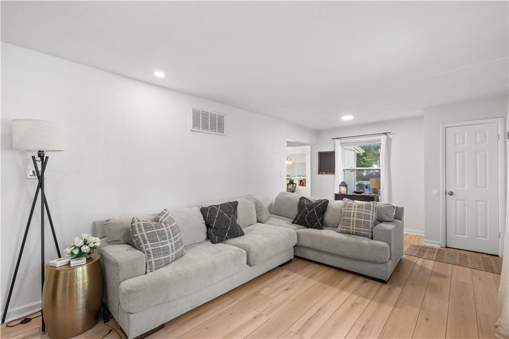 11102 Winchester Avenue — photo 18