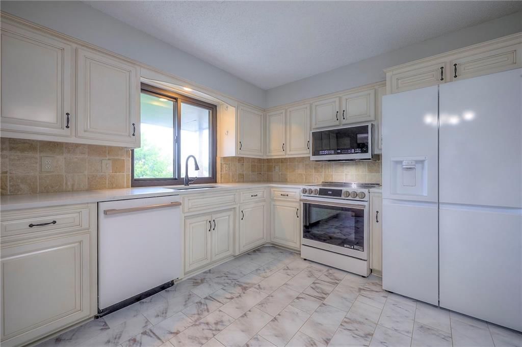 12818 W 110th Terrace — photo 3