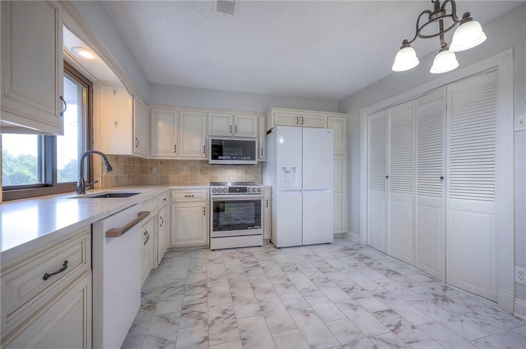 12818 W 110th Terrace — photo 4