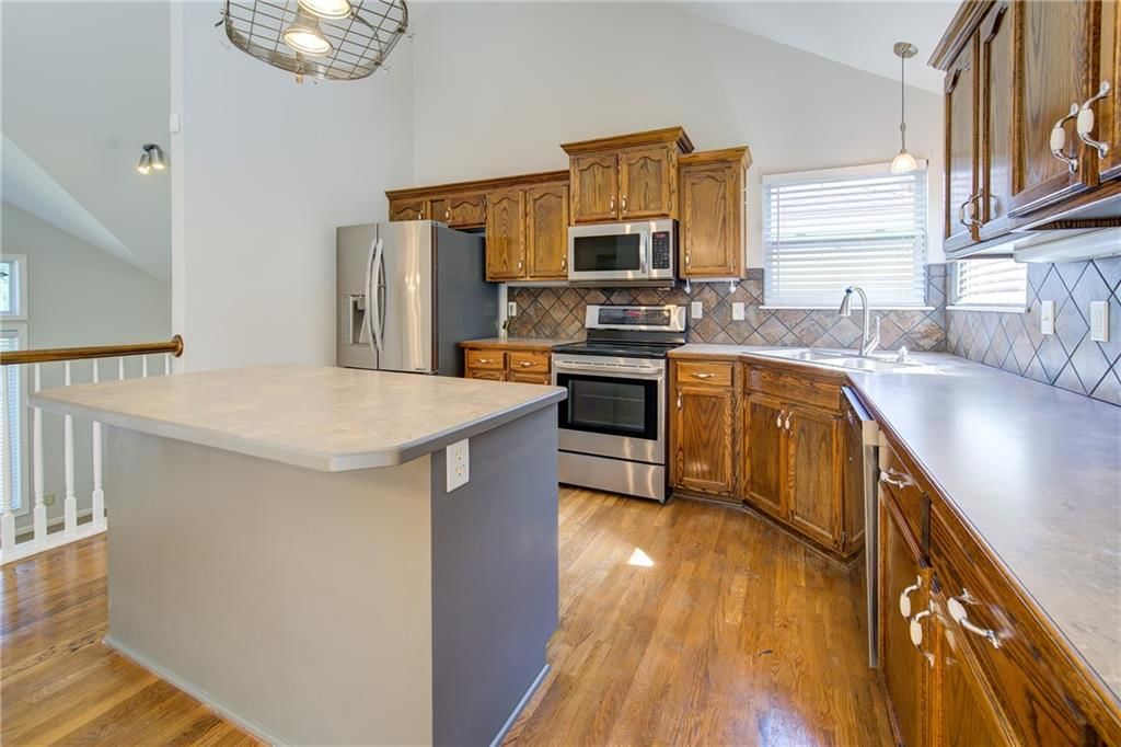 212 NE Topaz Drive — photo 8