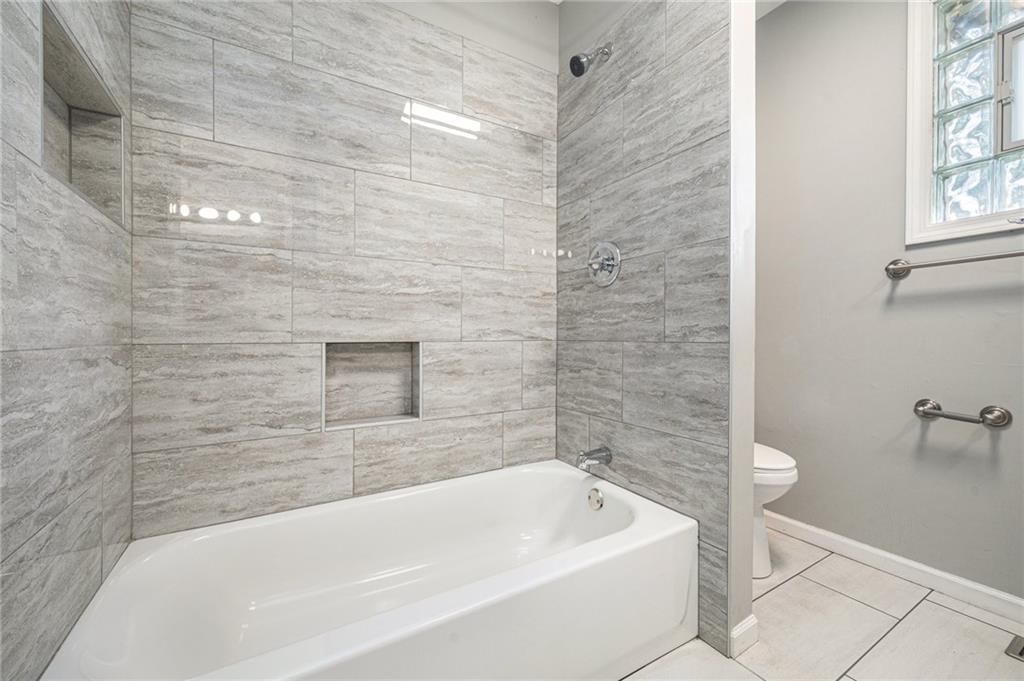 2925 Lawrence Avenue — photo 23
