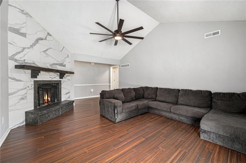 2925 Lawrence Avenue — photo 5