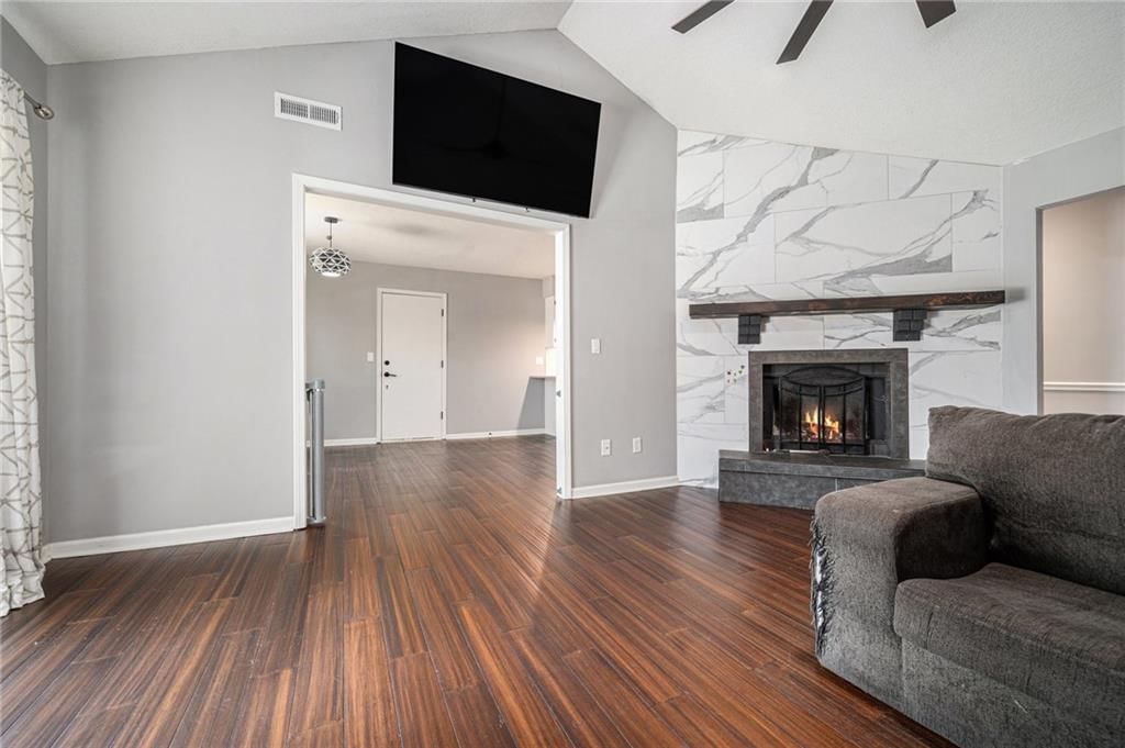 2925 Lawrence Avenue — photo 6