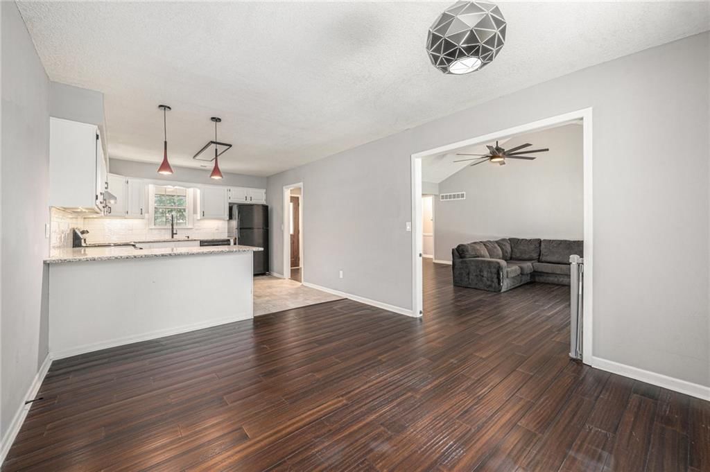 2925 Lawrence Avenue — photo 7