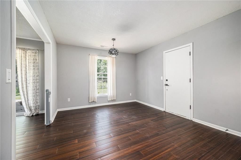 2925 Lawrence Avenue — photo 8