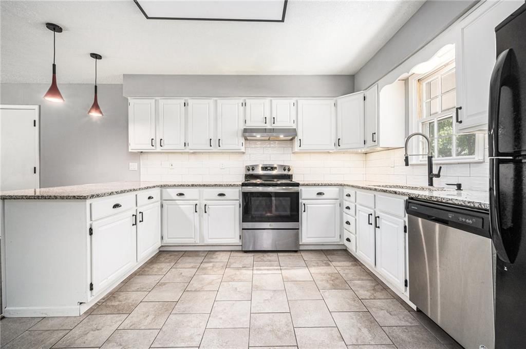 2925 Lawrence Avenue — photo 9