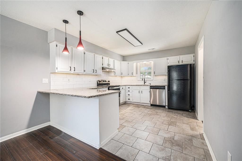 2925 Lawrence Avenue — photo 10