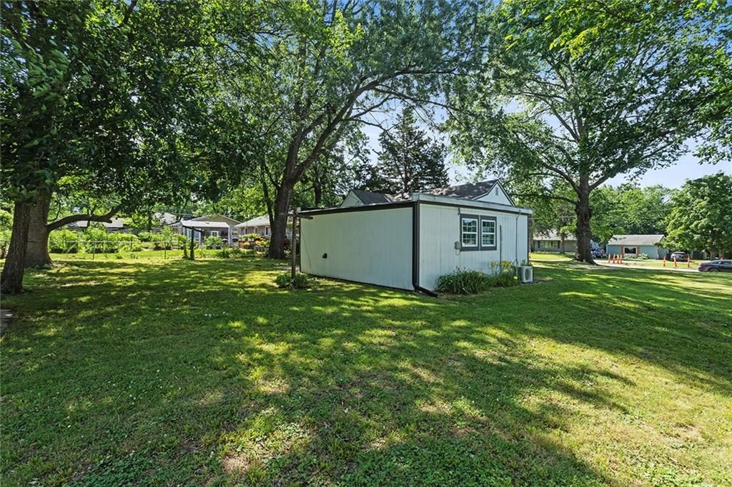 1208 W 21st Street — photo 35