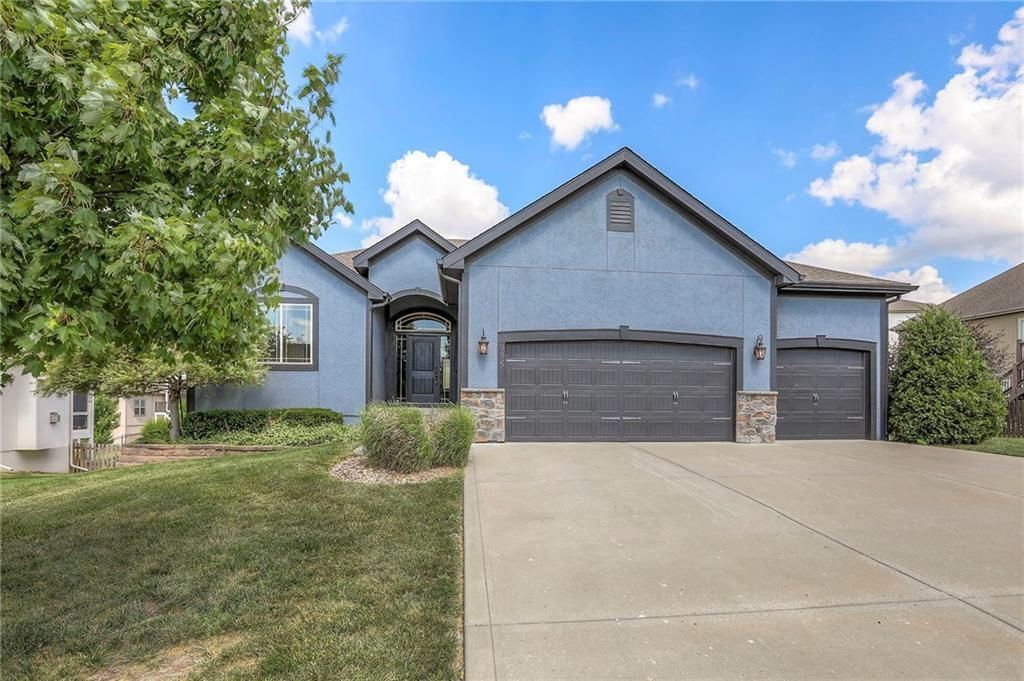995 SW Perth Shire Drive, Lee's Summit, MO