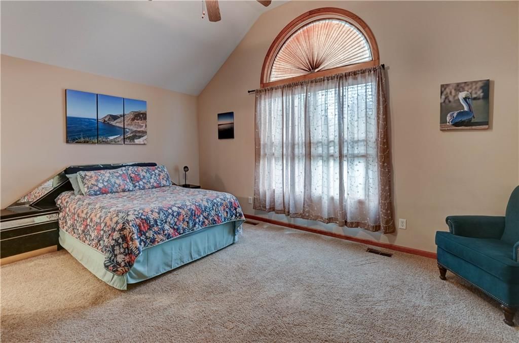 108 Surrey Court — photo 32