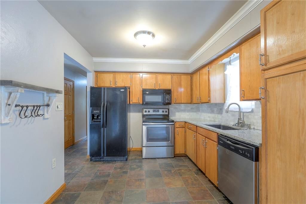 317 NE Summit Drive — photo 8