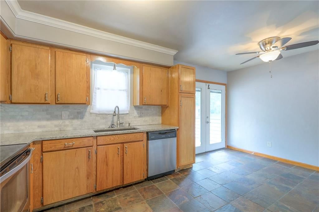 317 NE Summit Drive — photo 9