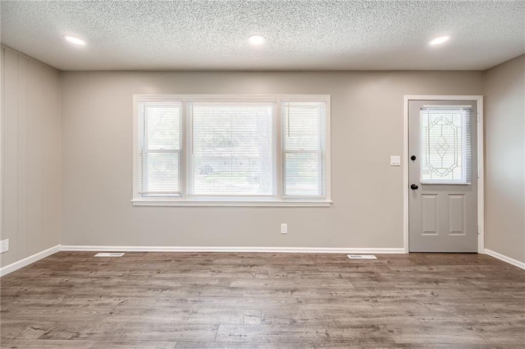 11037 Booth Avenue — photo 3