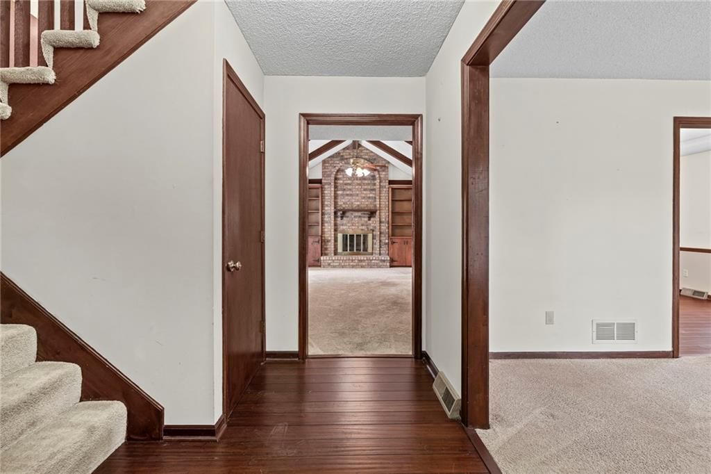 1952 Sleepy Hollow Drive — photo 5