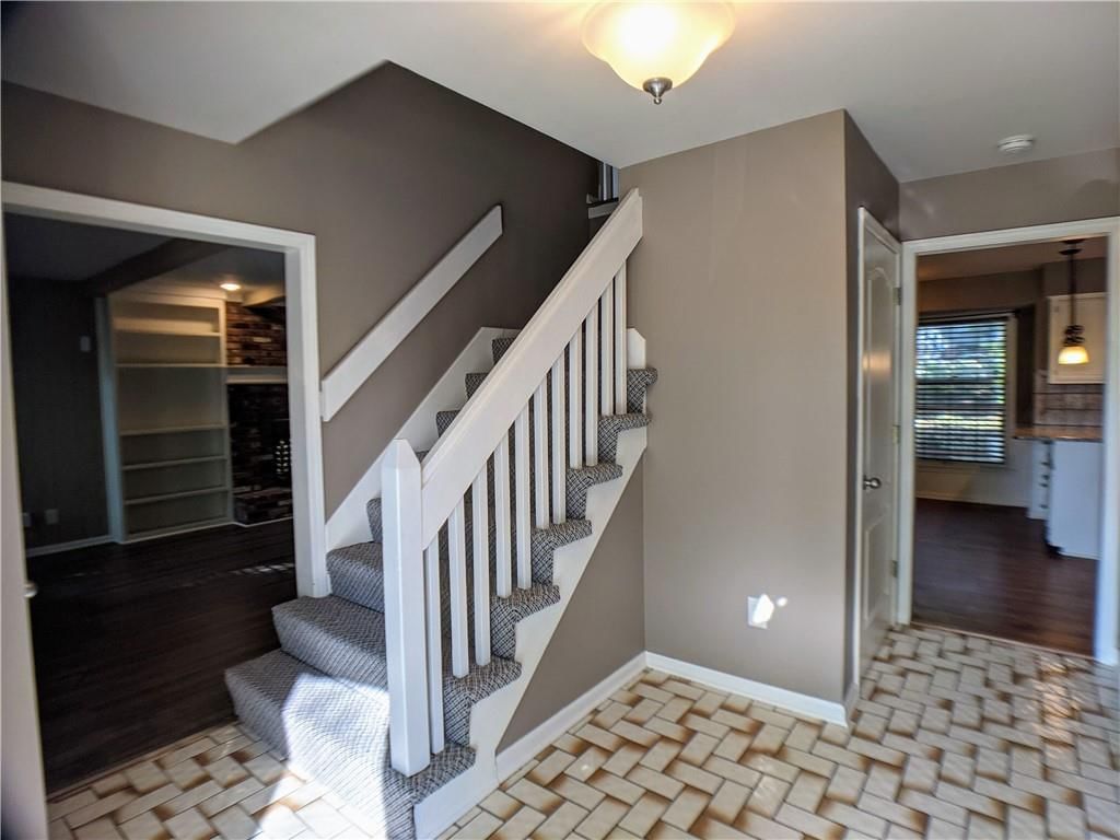 10122 Earnshaw Street — photo 5