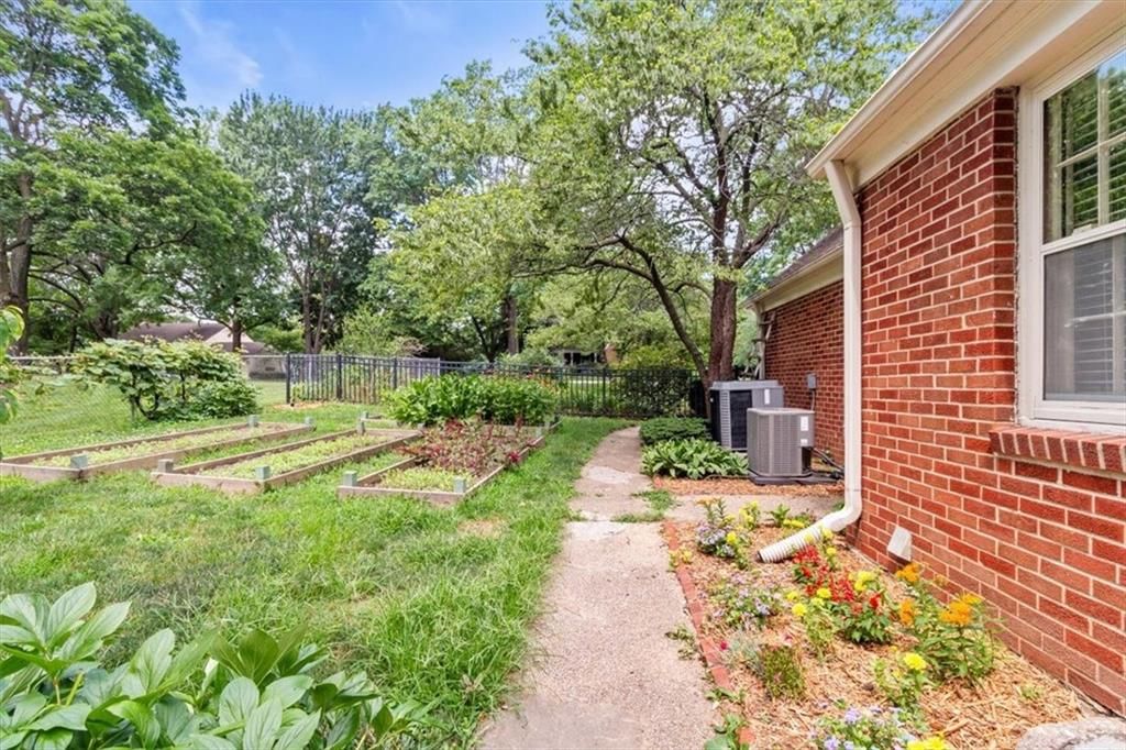 801 E Manor Road — photo 33