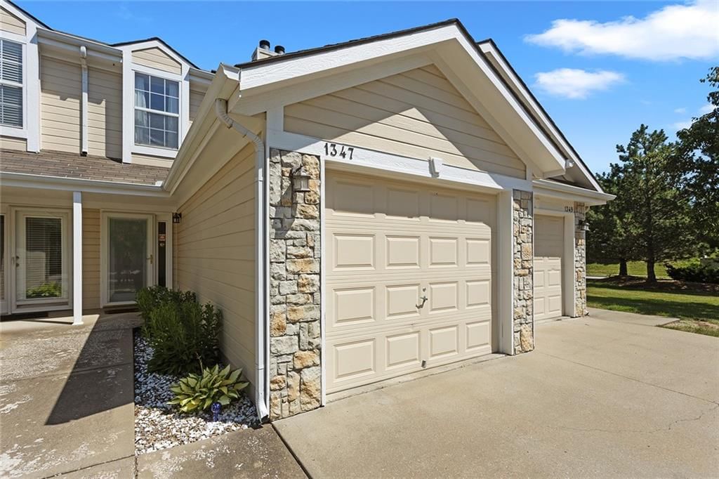 1347 NW Hidden Ridge Circle — photo 2