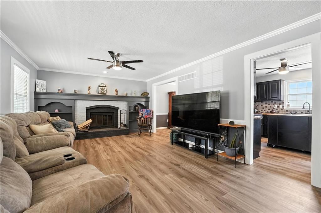 Photo 5 of 40 - 16116 W 126th Street