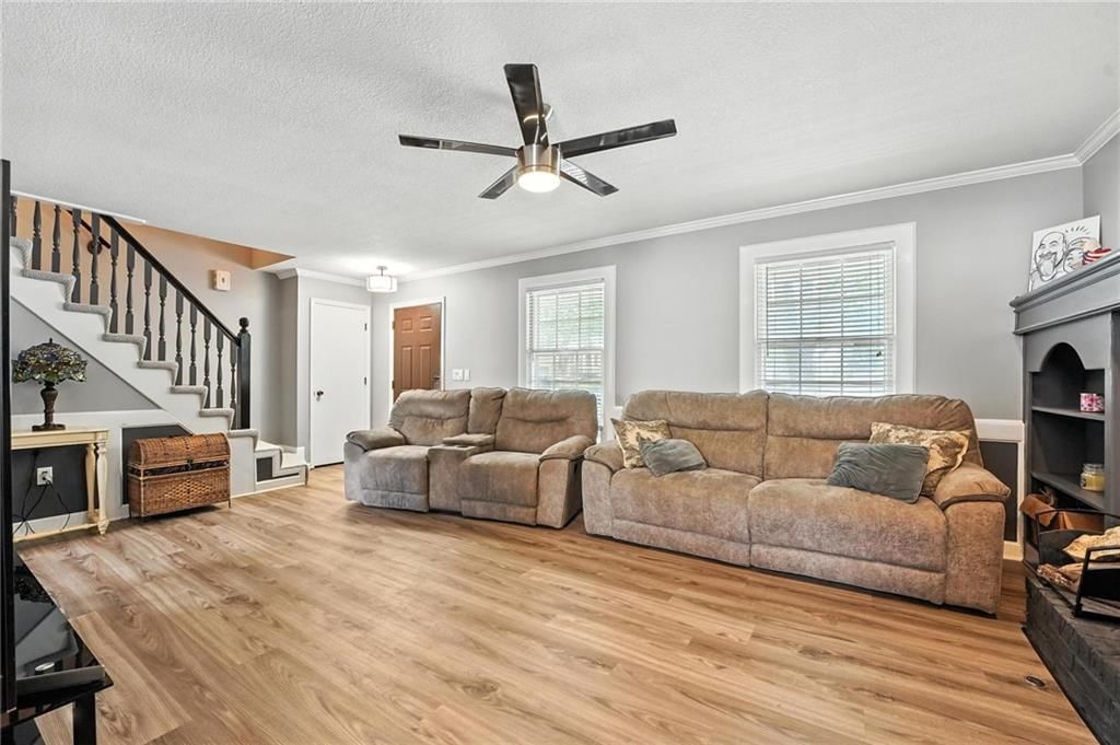 Photo 6 of 40 - 16116 W 126th Street