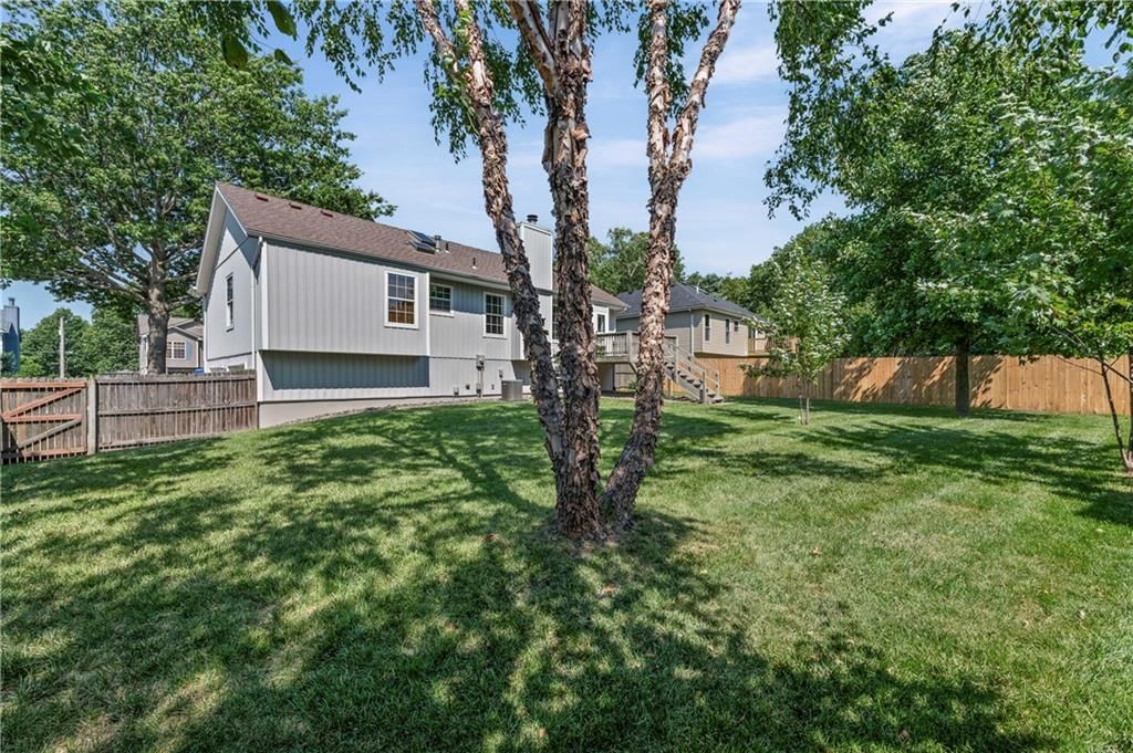 215 Pinetree Drive — photo 35