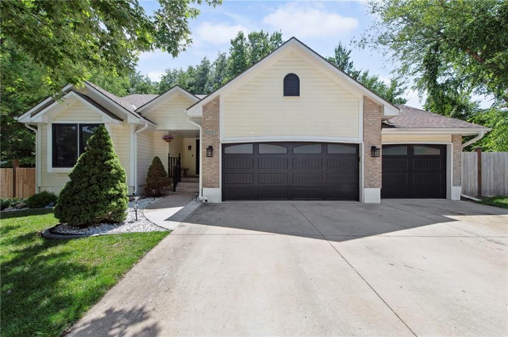 1311 SE Eastridge Circle, Blue Springs, MO