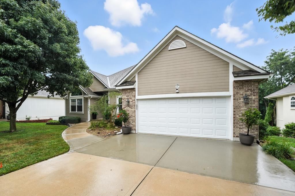 417 NE Topaz Drive — photo 2