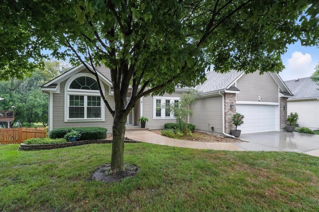 417 NE Topaz Drive — photo 3