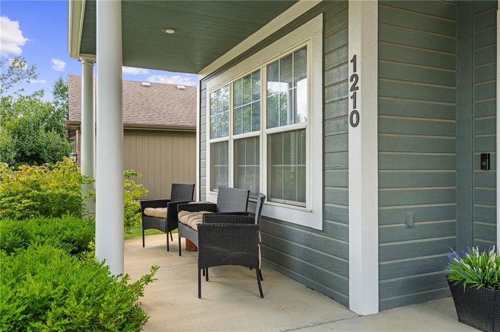 1210 NW Persimmon Drive — photo 4