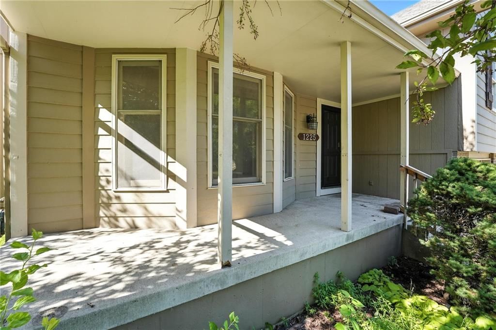 1225 NE KENWOOD Drive — photo 36