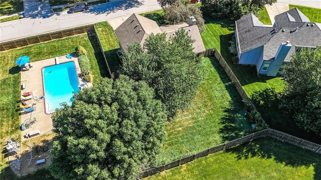 1225 NE KENWOOD Drive — photo 38