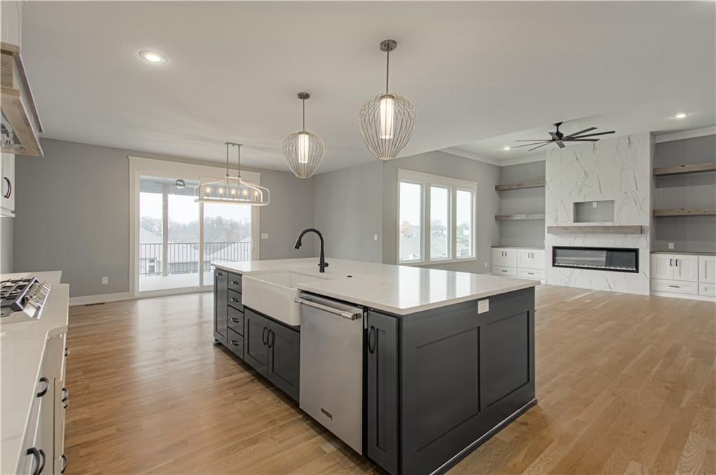 Photo 13 of 45 - 2318 Larkspur Lane