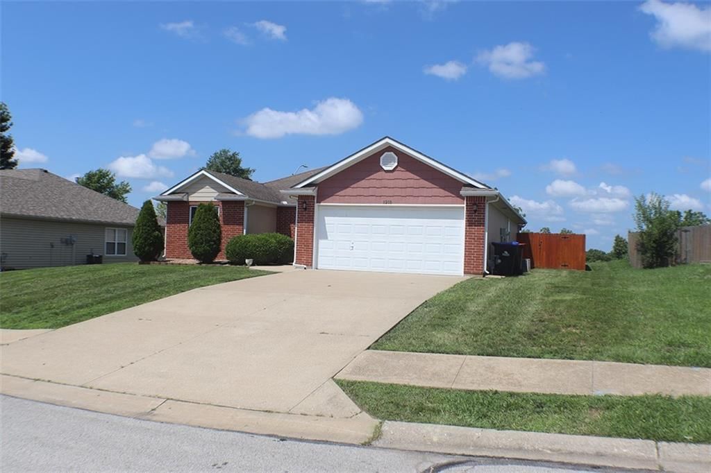 1215 Foxridge Drive — photo 2